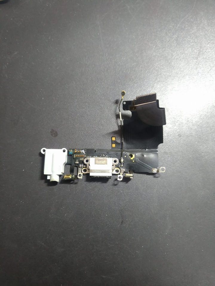iPhone6s ライトニングコネクタ修理　バッテリー交換